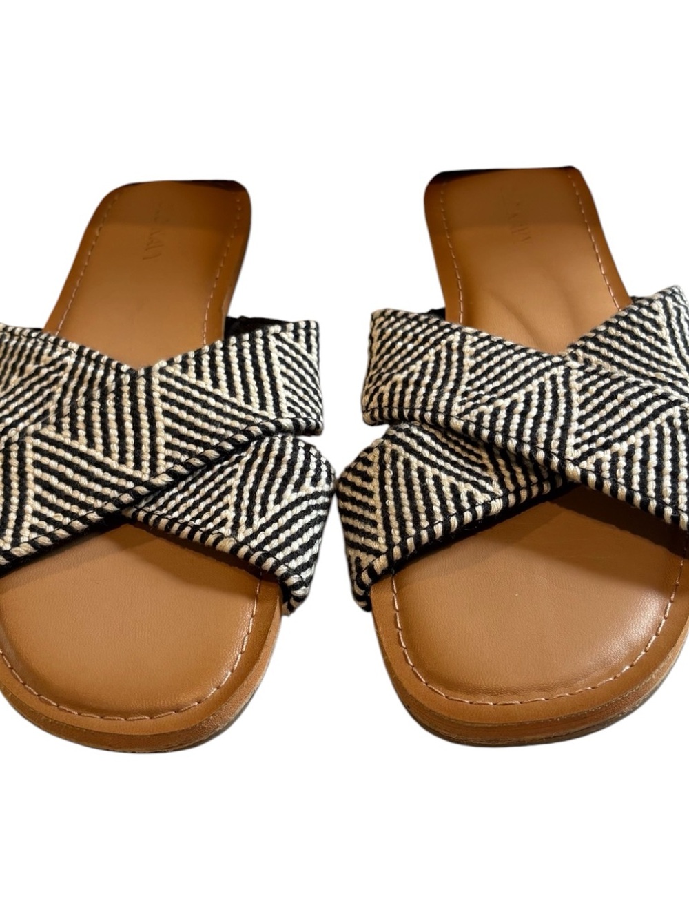 Old Navy - Woven Textured Crisscross Sandals, Shoes. Size 7. Black and white - Picture 3 of 11